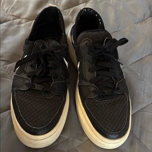 Nike women’s black & white sneaker